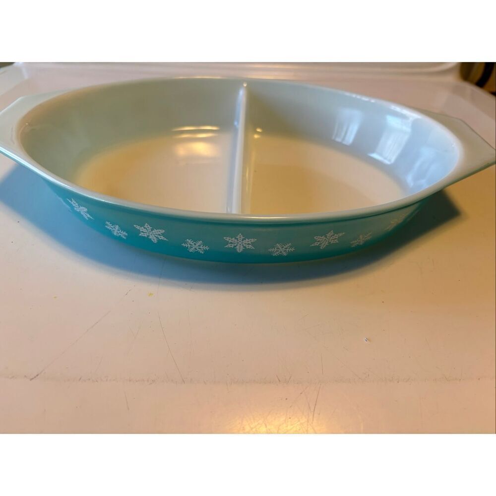 Vintage Pyrex 1.5 quart Snowflake Casserole Dish